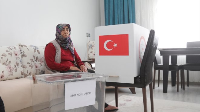 Van'da hasta ve engelliler "seyyar sandık" ile oylarını kullandı