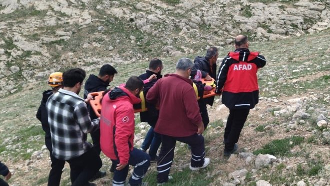 VAN - Kalede ayağı kırılan kişi ekipler tarafından kurtarıldı1