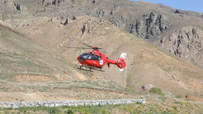 Van'da kalp krizi geçiren kişi, ambulans helikopterle hastaneye ulaştırıldı
