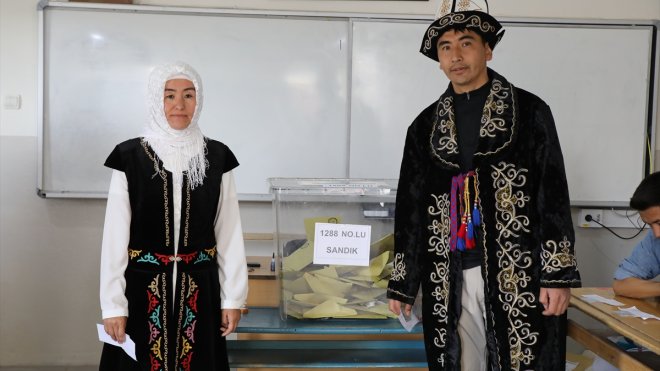 Van'daki Kırgız Türkleri yöresel kıyafetleriyle oylarını kullandı