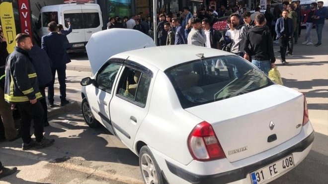 VAN - Otomobile çarpan minibüs, iş yerine girdi1
