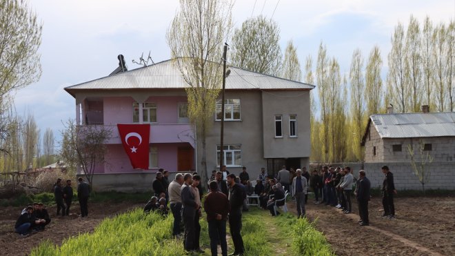 Şehit Muhammed Koçak'ın Van'daki evine Türk bayrakları asıldı