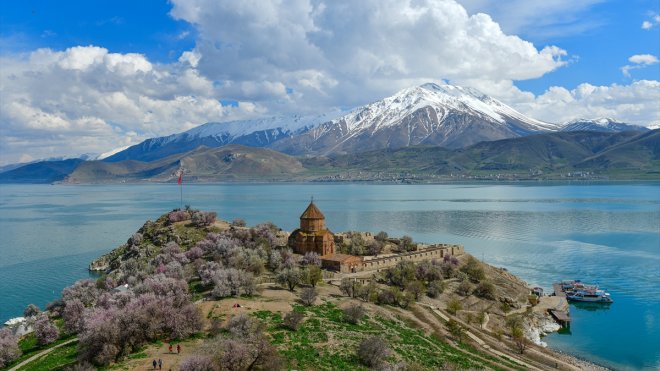 Tarih ve doğa şehri Van ilkbaharda bir başka güzel