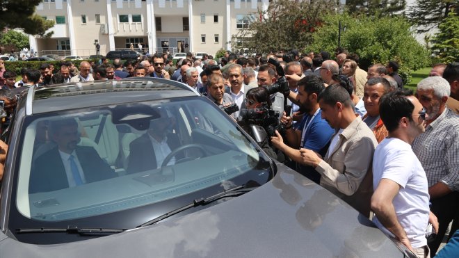 Türkiye'nin yerli otomobili Togg Van'da tanıtıldı