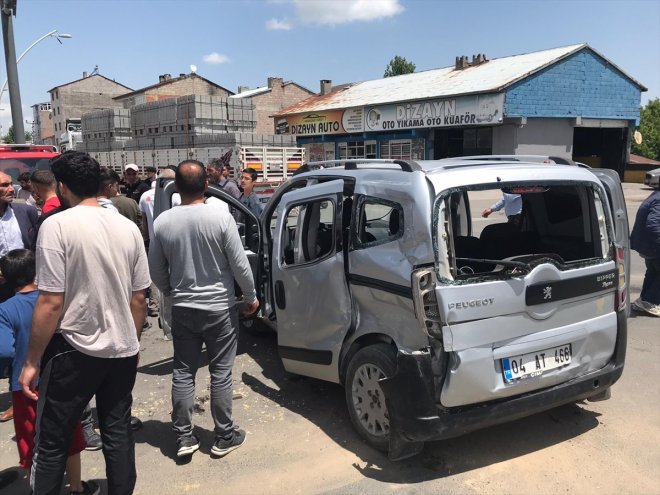 Ağrı'da tır ile hafif ticari aracın çarpıştığı kazada 3 kişi yaralandı