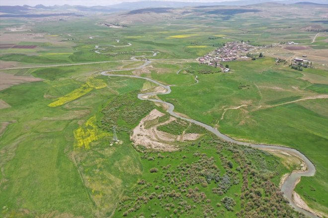 Murat Nehri'nin çevresinde bahar renkleri hakim oldu