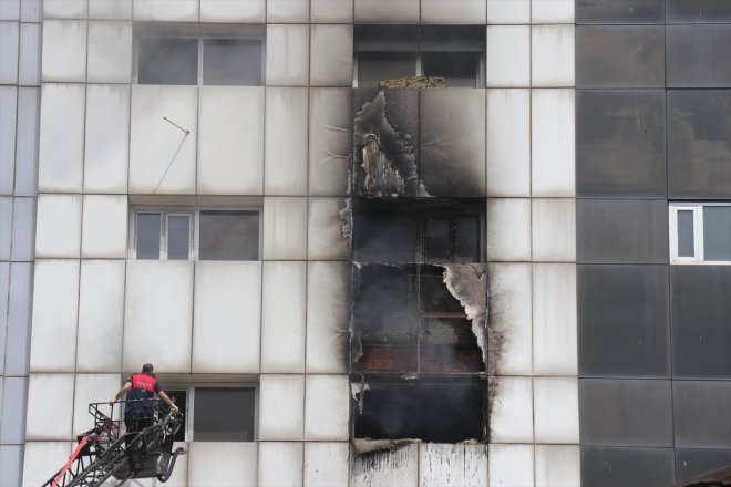 Ağrı'da eski hastane binasında çıkan yangın söndürüldü
