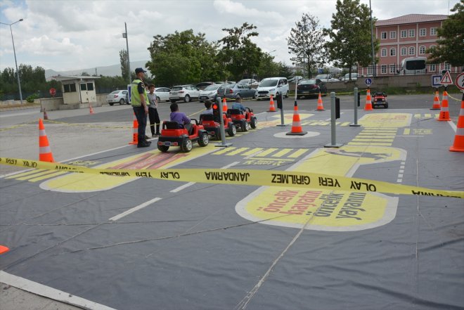 Jandarma Genel Komutanlığı ekipleri Ağrı'da öğrencilere trafik eğitimi verdi