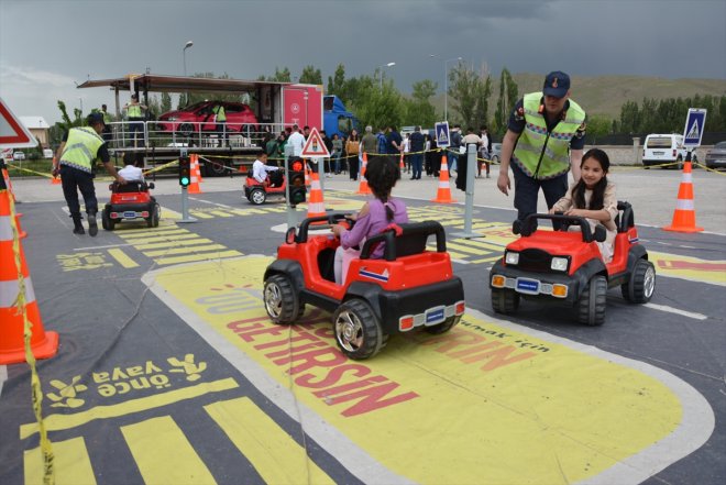 - ekipleri trafik verdi Genel öğrencilere Jandarma Komutanlığı eğitimi AĞRI 4