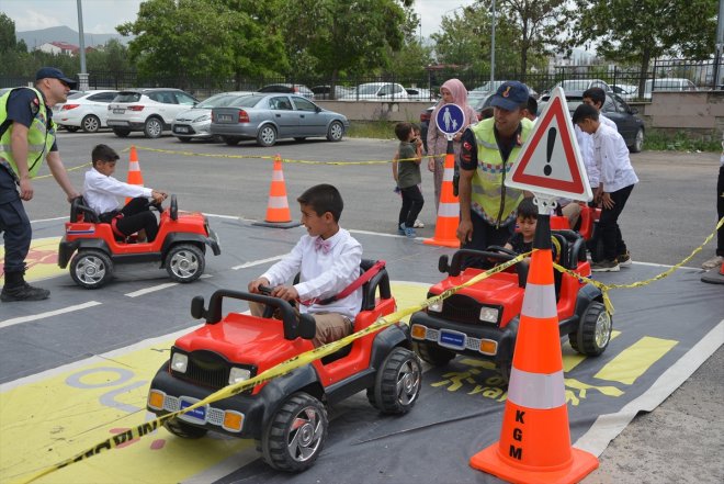 Komutanlığı Jandarma öğrencilere ekipleri trafik AĞRI - Genel eğitimi verdi 6