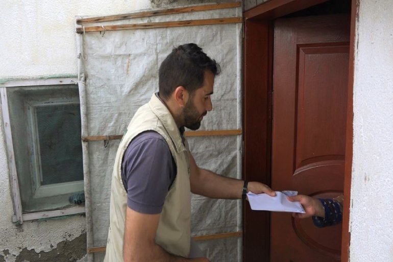 Ağrı Umut Kervanı Derneği, canlı yayın kampanasında topladıkları parayı ihtiyaç sahibi aileye ulaştırdı1