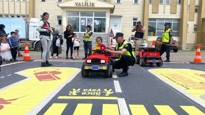 ARDAHAN - Jandarmanın mobil eğitim tırında vatandaşlara trafik eğitimi veriliyor1