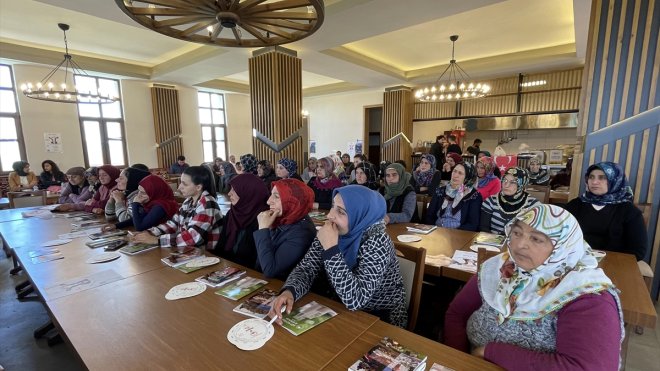 Ardahan kırsalındaki kadın çiftçilere uygulamalı süt hijyeni eğitimi verildi