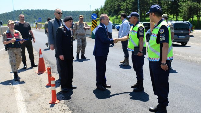 Ardahan Valisi Öner, nöbetçi kolluk ve sağlık personeliyle bayramlaştı