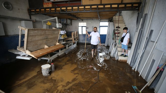 Bingöl'de etkili olan sağanak iş yerlerinde su baskınlarına neden oldu