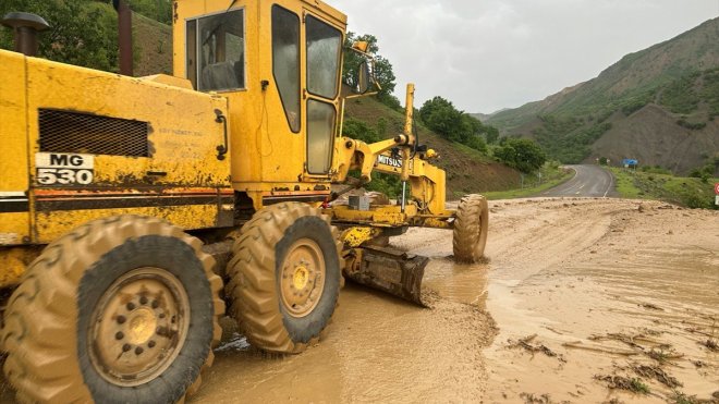 Bingöl'de sağanak hayatı olumsuz etkiledi