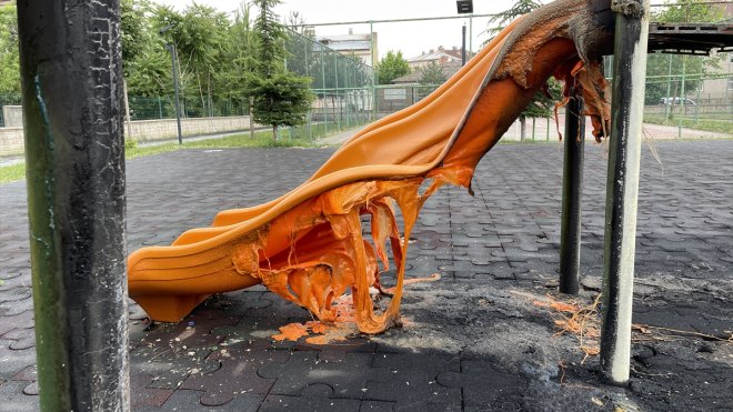 Bingöl'de yakılan araç lastiği oyun parkındaki malzemelere zarar verdi