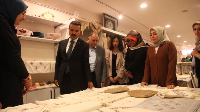 Ahlat Halk Eğitim Merkezi'nde yıl sonu sergisi açıldı