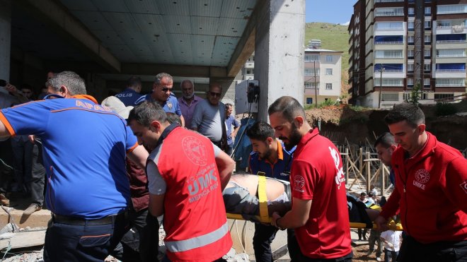 Bitlis'te inşaatta yıkılan tahta kalıpların altında kalan 2 işçi yaralandı