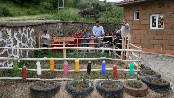 Mezradaki okulun çevresini kuş yuvaları ve çiçekliklerle donattılar