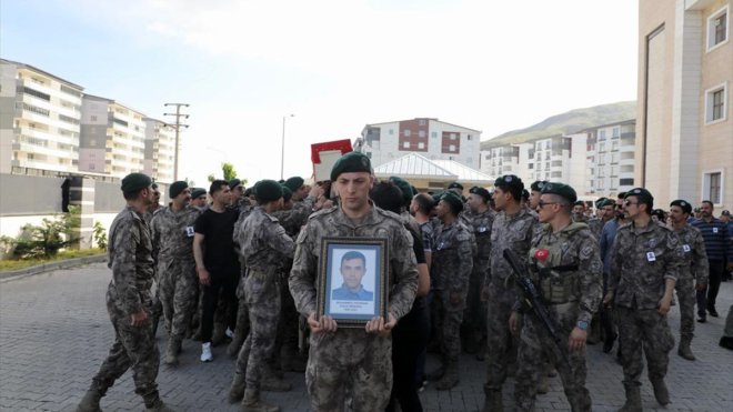 Bitlis'te trafik kazasında hayatını kaybeden polis memuru memleketine uğurlandı