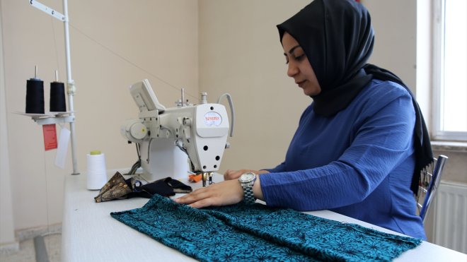 Bitlis'te tekstil fabrikalarının kalifiye eleman sorunu istihdam garantili kursla çözülüyor