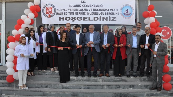 Bulanık'ta depremzedelerin yararına yıl sonu sergisi açıldı