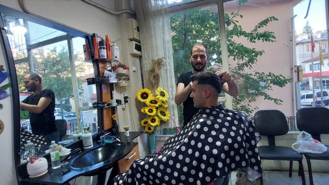 Çemişgezek'te Kurban Bayramı öncesi berber ve kuaförlerde yoğunluk oluşuyor