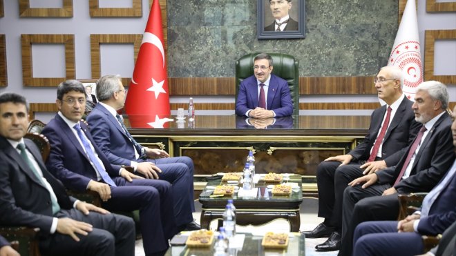 Cumhurbaşkanı Yardımcısı Cevdet Yılmaz, AK Parti Bingöl İl Başkanlığını ziyaret etti: