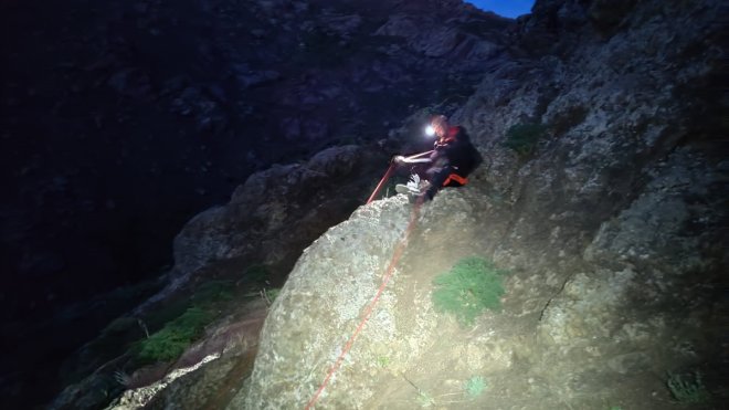 Dağda uçkun toplarken mahsur kalanları AFAD ekipleri kurtardı1