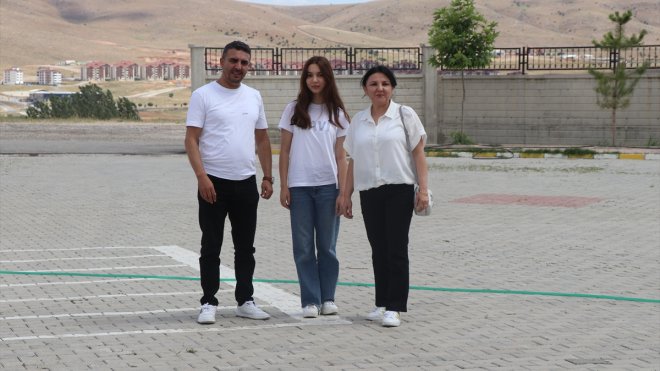 Depreme rağmen eğitimini aksatmayan Buğem Taştan, LGS sınavında tam puan aldı1