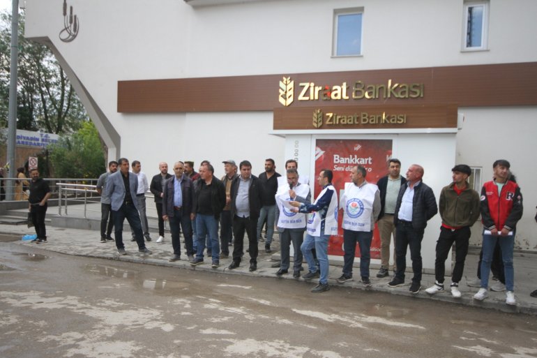 Diyadin Eğitim-Bir-Sen Üyelerinden Banka Önünde Protesto1