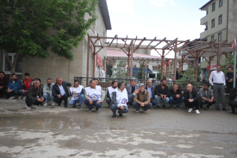 Diyadin Eğitim-Bir-Sen Üyelerinden Banka Önünde Protesto2