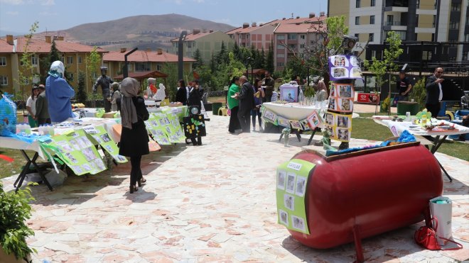 Elazığ'da öğrencilerin atıklardan hazırladığı ürünler "Geri Dönüşüm Parkı"nda sergilendi