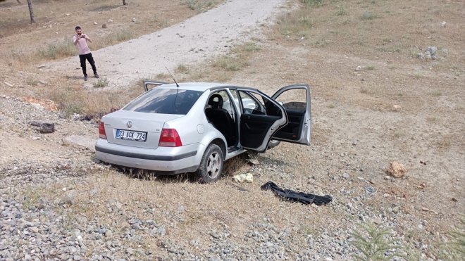 Elazığ'da yoldan çıkan otomobildeki 5 kişi yaralandı