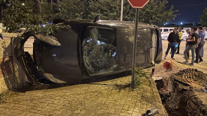 Elazığ'da devrilen otomobildeki 2 kişi yaralandı