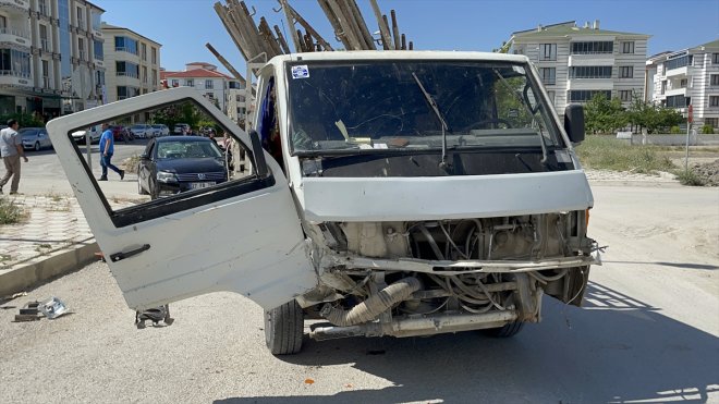 Elazığ'da kamyonetle otomobil çarpıştı, 4 kişi yaralandı