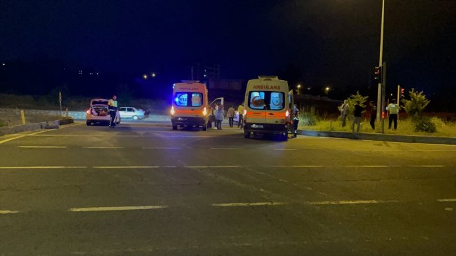 Elazığ'da otomobil ile hafif ticari aracın çarpıştığı kazada 2 kişi yaralandı