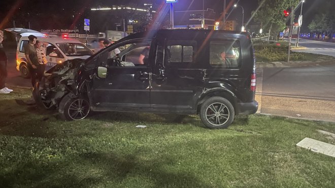 ELAZIĞ - Otomobil ile hafif ticari aracın çarpıştığı kazada hasar oluştu1