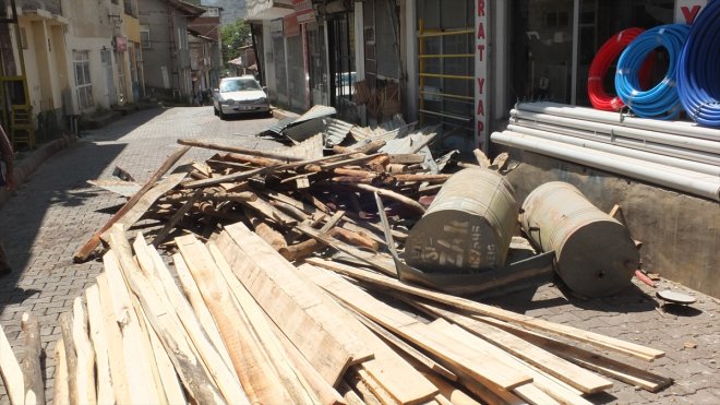 Elazığ'da şiddetli fırtına yaşamı olumsuz etkiledi