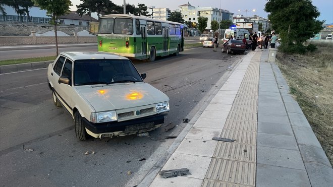 Elazığ'da zincirleme trafik kazasında 3 kişi yaralandı