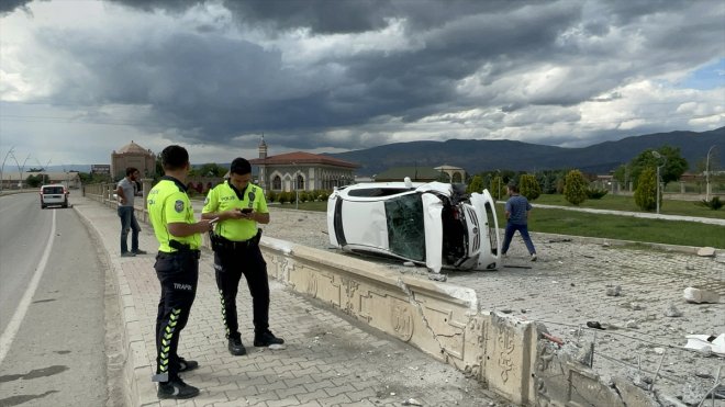 ERZİNCAN - Cami bahçesine devrilen otomobildeki sürücü yaralandı1