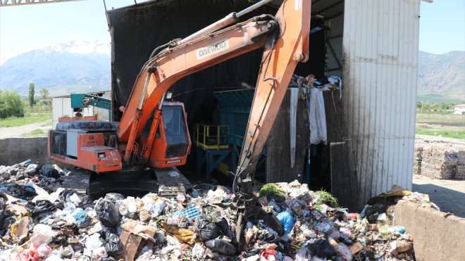 Erzincan'da evsel atıklar geri dönüşüm tesisinde ekonomiye kazandırılıyor