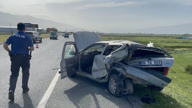 Erzincan'da hafif ticari araç otomobille çarpıştı, 4 kişi yaralandı