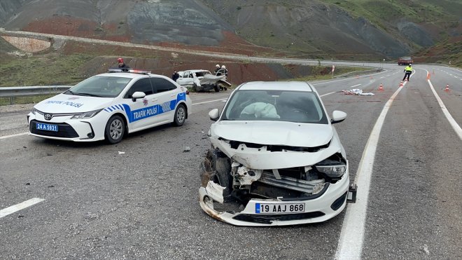 Erzincan'da iki otomobilin çarpıştığı kazada 2 kişi yaralandı
