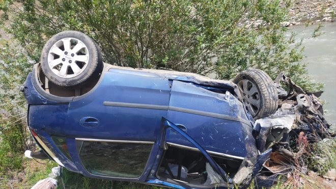 Erzincan'da şarampole devrilen otomobildeki 4 kişi yaralandı