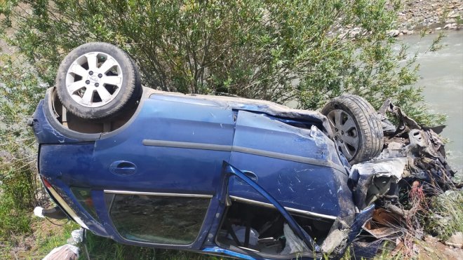 Erzincan'da şarampole devrilen otomobildeki 4 kişi yaralandı