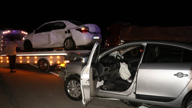 Erzincan'da iki otomobil çarpıştı, 12 kişi yaralandı