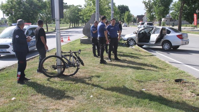 Erzincan'da otomobilin çarptığı bisiklet sürücüsü öldü