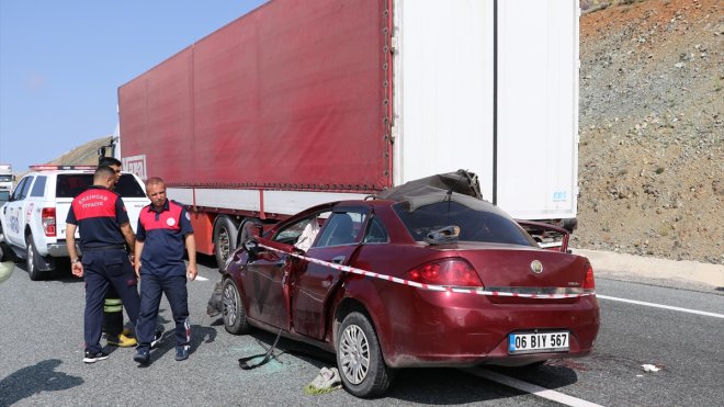 Erzincan'da tırın dorsesine çarpan otomobildeki 2 kişi öldü, 3 kişi yaralandı